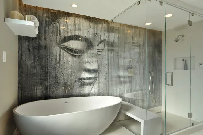 Muy buena opción para crear una imagen original en la pared en el cuarto de baño, que al igual que ella.