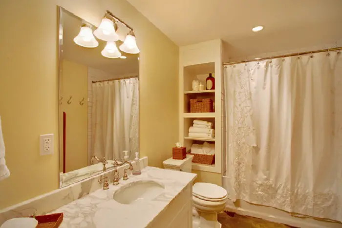 Una buena opción para emitir un cuarto de baño en colores brillantes que dan excelente estado de ánimo y las mejores impresiones.