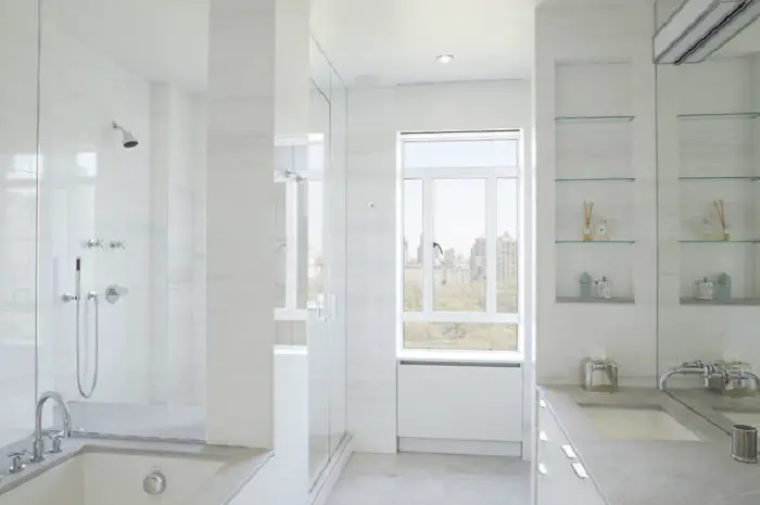 Bueno interior creado con un diseño elegante baño que recordar y disfrutar.