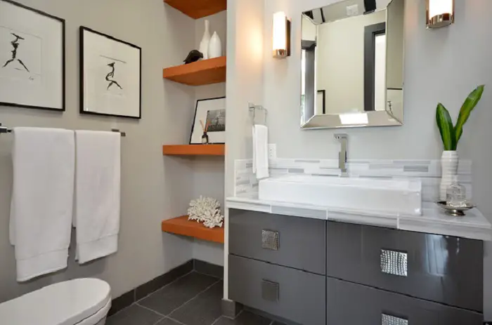 Un excelente interior en el baño se impregna con un estilo y un encanto especial.