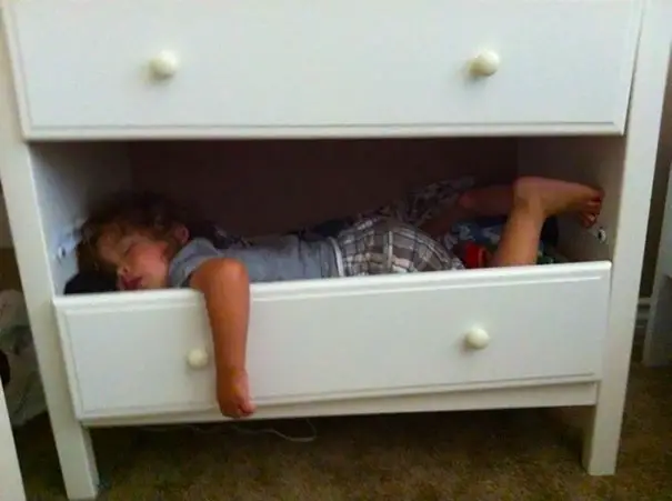 Dormir la siesta en un cajón