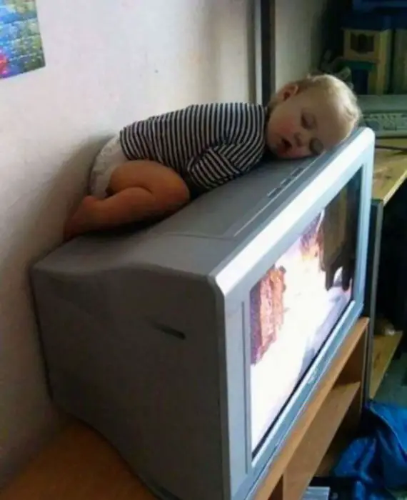 Dormir la siesta en el televisor