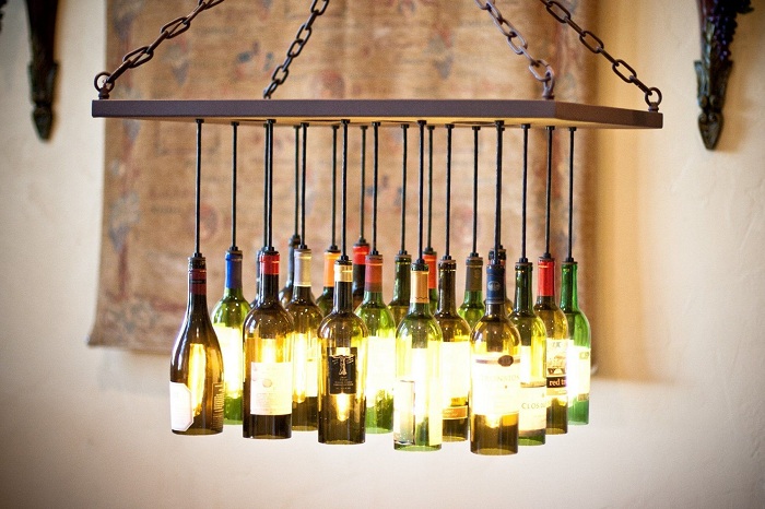 Una opción interesante para crear una lámpara muy original, que fue construido a partir de botellas de vino.