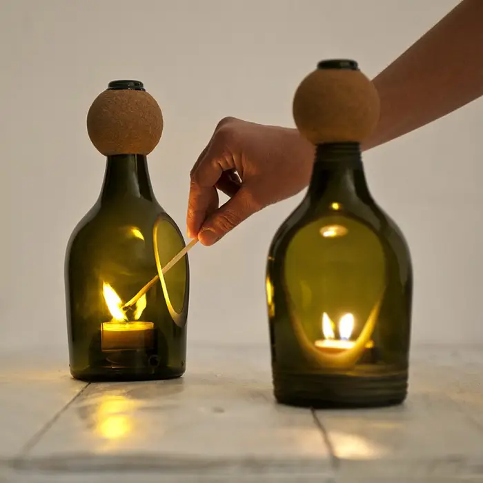 Una solución única e integral para establecer un ambiente romántico mediante la creación de candelabros de botellas de vino.