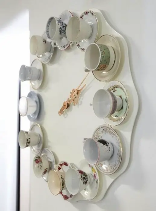 Simplemente es una gran opción de crear su propio reloj de pared con tazas de té.