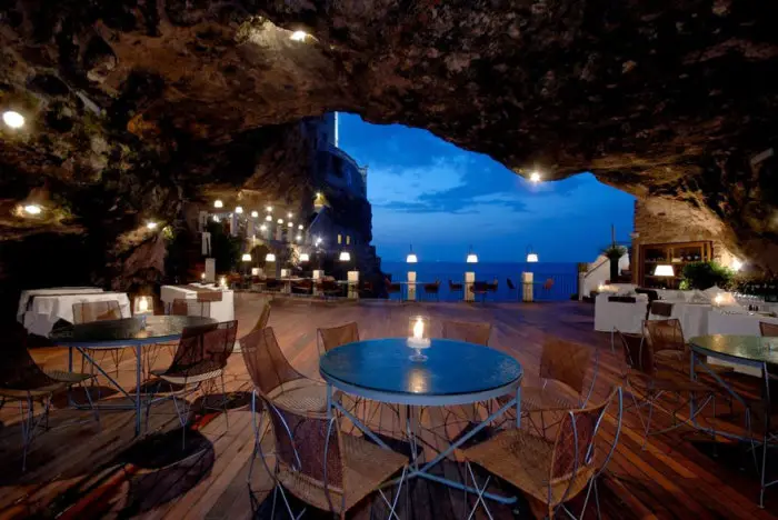 Grotta Palazzese - restaurante italiano, equipado en una cueva con un diámetro de 30 metros.