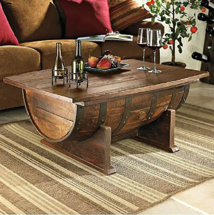 La mesa, que está hecho de un barril de esa manera y crear un interior interesante y poco convencional.
