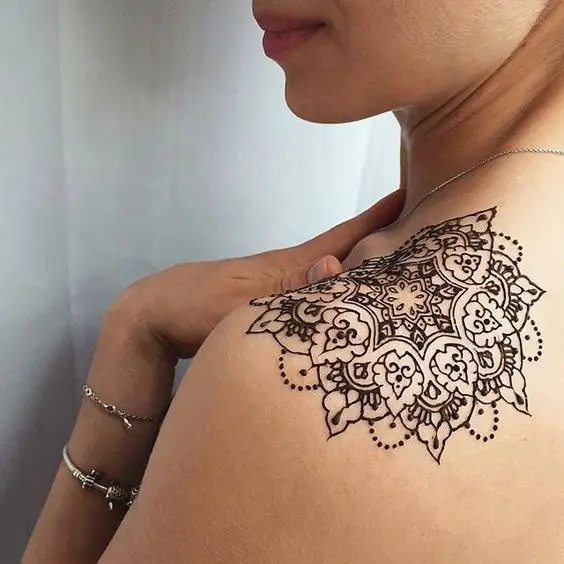 beautiful mandala tattoo from @veronicalilu on Instagram: 