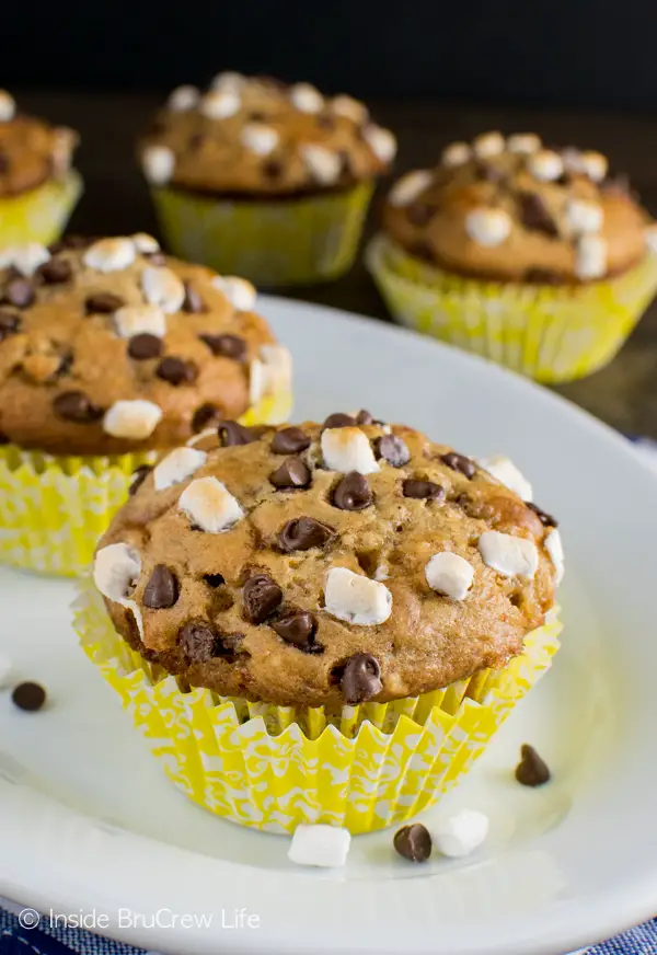 Banana S'mores Muffins - these easy muffins are loaded with chocolate, marshmallow, and graham crackers. Awesome breakfast recipe!