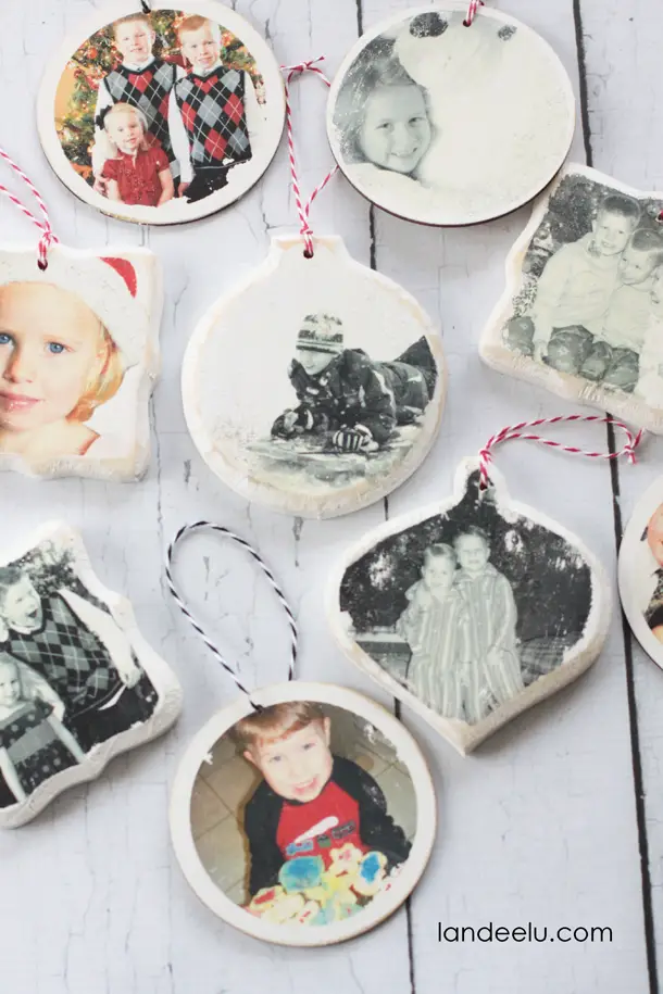Photo Transfer Christmas Ornaments | landeelu.com Love this idea to display holiday memories on the Christmas tree!
