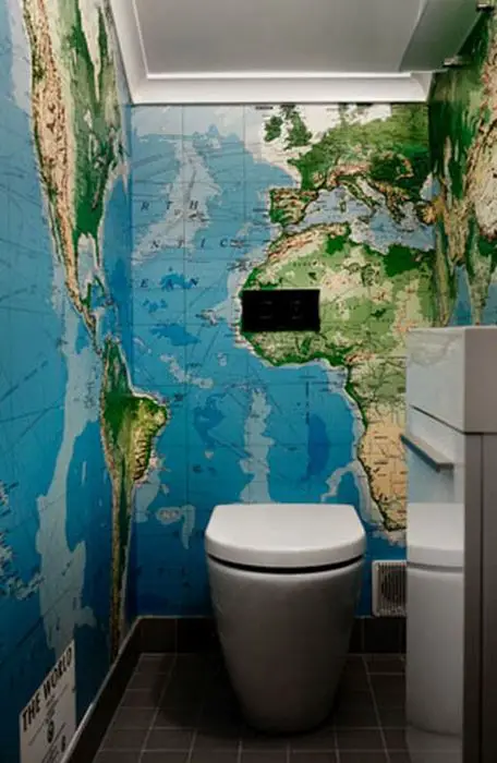 mapa del mundo en el cuarto de baño