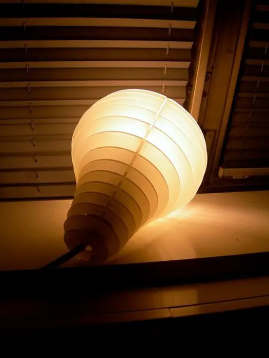 La decisión de crear una hermosa lámpara de este tipo en forma de bombillas que disfrutan de forma clara y crean una atmósfera muy cálida.