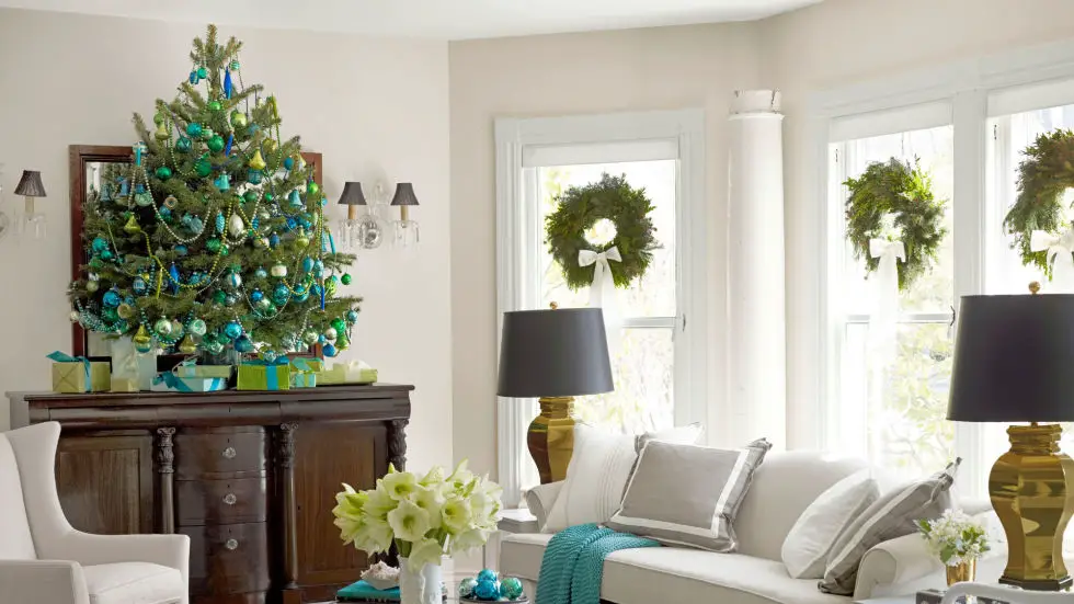 Para el árbol de la sala de estar, los propietarios de esta casa de Connecticut se limitaron a los ornamentos de cristal básicas en un puñado de tonos: azul, verde y oro. Los presentes debajo de ella se benefician de una moderación similar. 