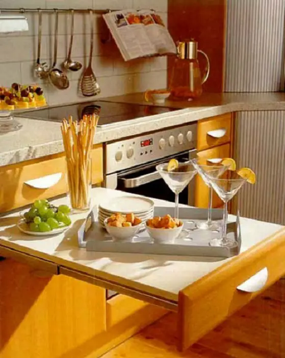 Sólo la solución perfecta para crear una mesa de la cocina original que traerá comodidad en la atmósfera.
