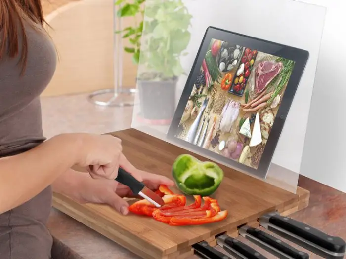 Un ejemplo práctico de una disposición acertada del lugar de trabajo en la cocina - el tablero con un soporte para la tableta.