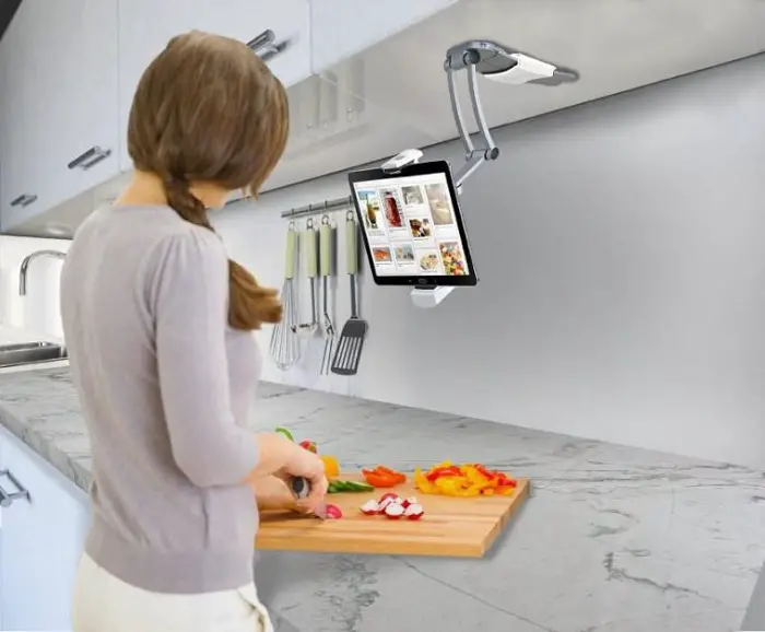 solución de diseño moderno para la decoración del lugar de trabajo en la cocina bien equipada soporte para la tableta.