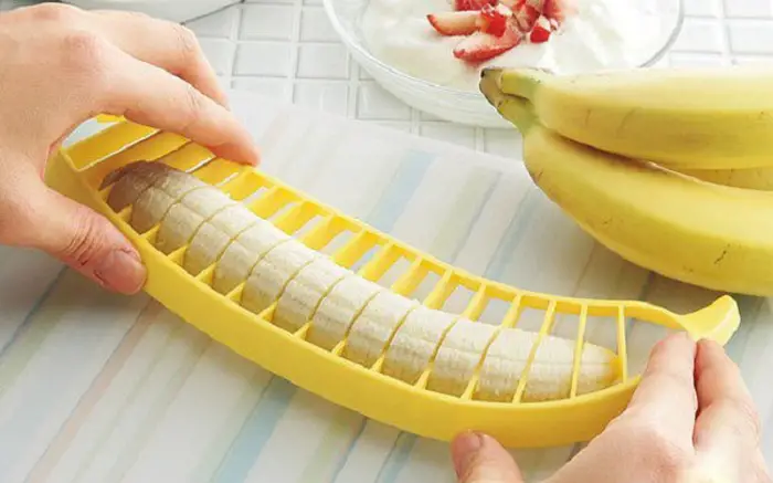 herramienta conveniente para cortar los plátanos que se acaba de ser el mejor ayudante en la cocina.