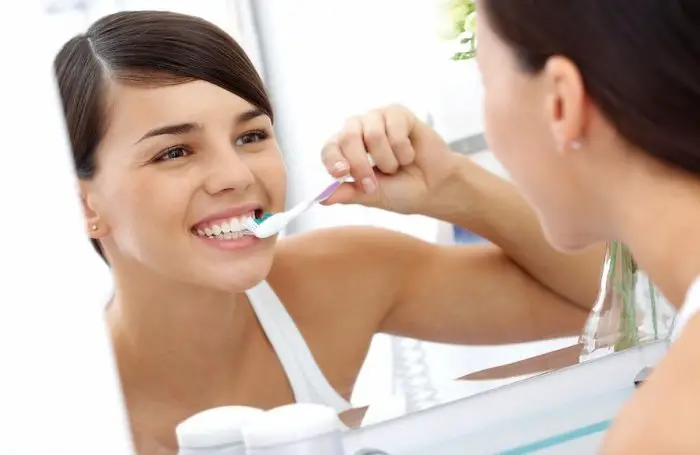 Cepillo, blanqueamiento dental tips de cuidado personal https://noticiastu.com/belleza-moda/consejos-de-cuidado-personal-que-le-haran-la-vida-mas-facil/