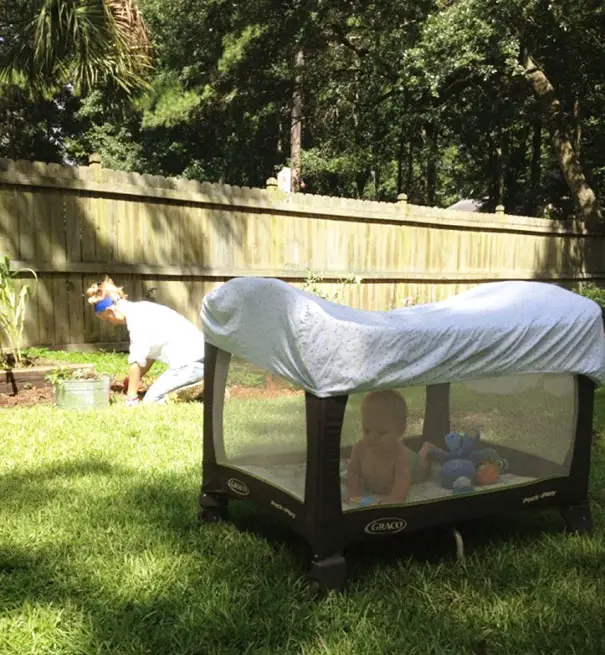 Cubrir la cuna de su bebé con una sábana. Esto mantendrá bebé De ser mordido por los mosquitos hasta
