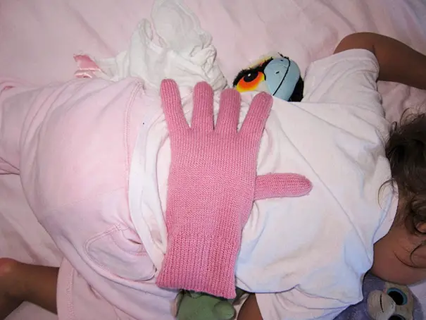 Poner un grano de guantes llena de espalda de su bebé cuando usted quiere que sus hijos se sientan amados, pero que esté muy cansado