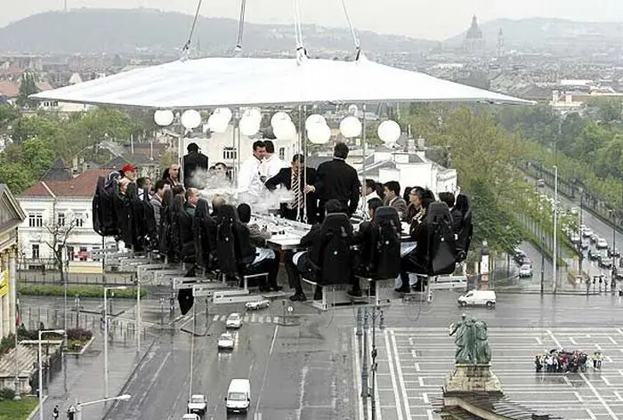 Restaurante, "flotando" a una altitud de 50 metros.