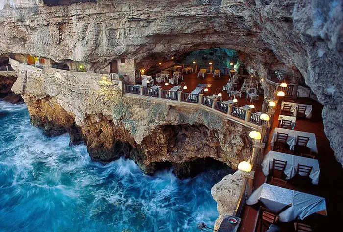 Grotta Palazzese - restaurante, situado a una altitud de 25 metros en el borde de un acantilado rocoso.