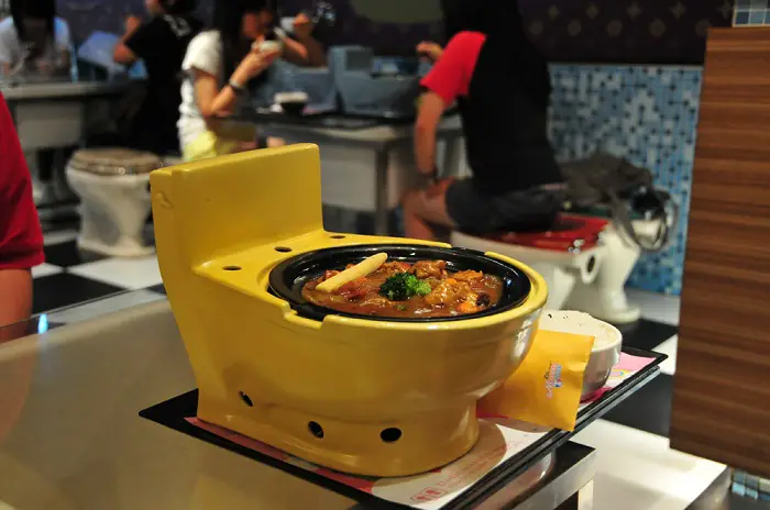 Modern Toilet - restaurante, donde se sirven comidas en los aseos.
