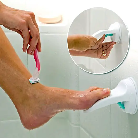 De pie para facilitar el afeitado de la pierna.