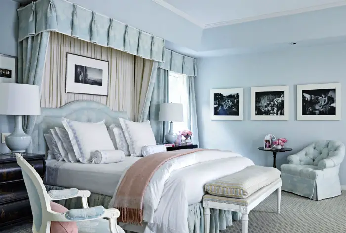 Элегантная спальня в пастельных оттенках голубого.