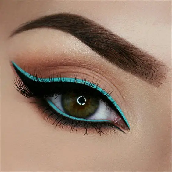 Linda manera de delinear el ojo para un look moderno. #makup #maquillaje #eyes…: 