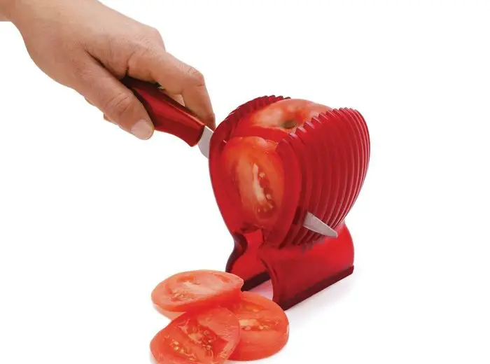 El dispositivo para cortar rodajas de tomate.