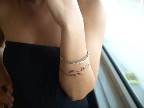 16 Bracelet Tattoo Designs for Women (6): 