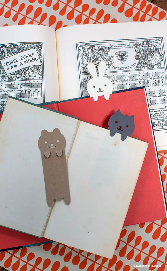 Plantilla y archivo de corte para hacer estos marcapáginas // DIY Papercut Animal Bookmarks - Lia Griffith: 