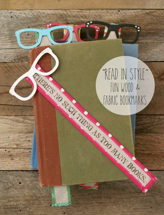 Read In Style - Fun Wood and Fabric Bookmarks - these look so easy to make and there are instructions for printing on fabric too!: 