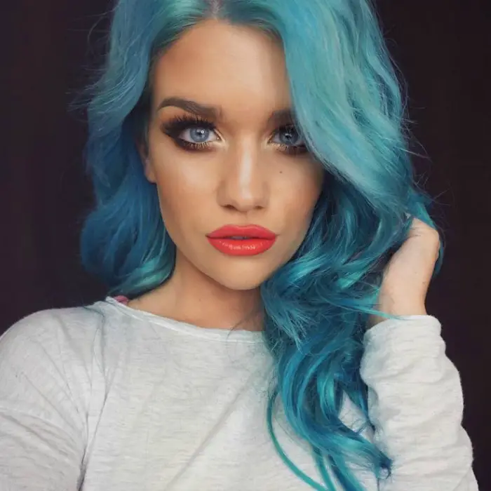 cabello azul.