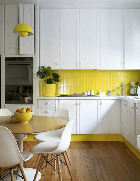 acentos de color amarillo en el interior de la cocina.