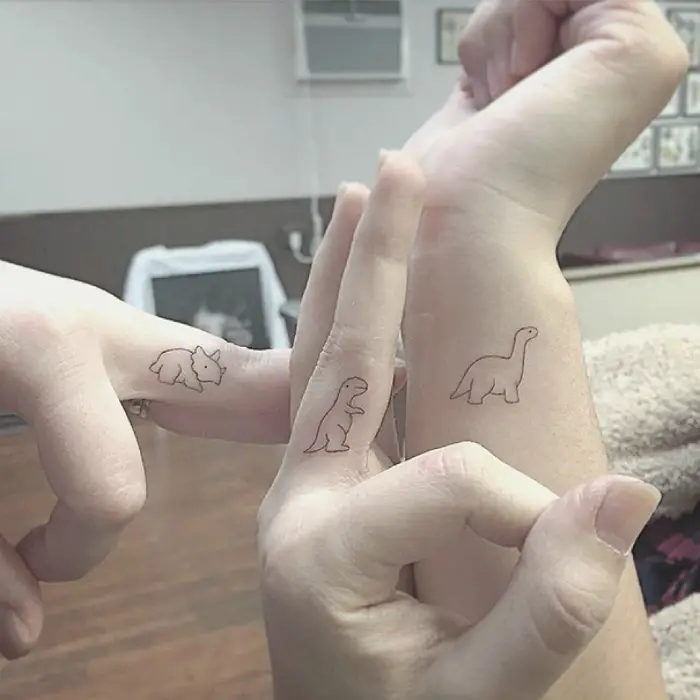 Los tatuajes que representa a los dinosaurios.