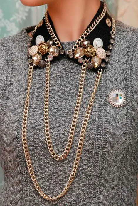 Collar adornado con bordados, perlas y lentejuelas.