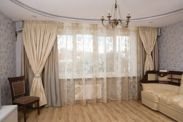 cortinas crema aristocráticas en la sala de estar. 