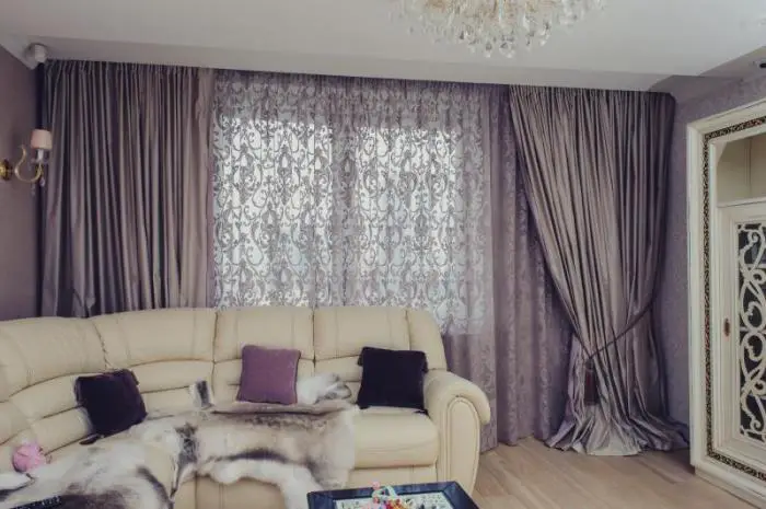 cortinas hermosas en la sala de estar. 