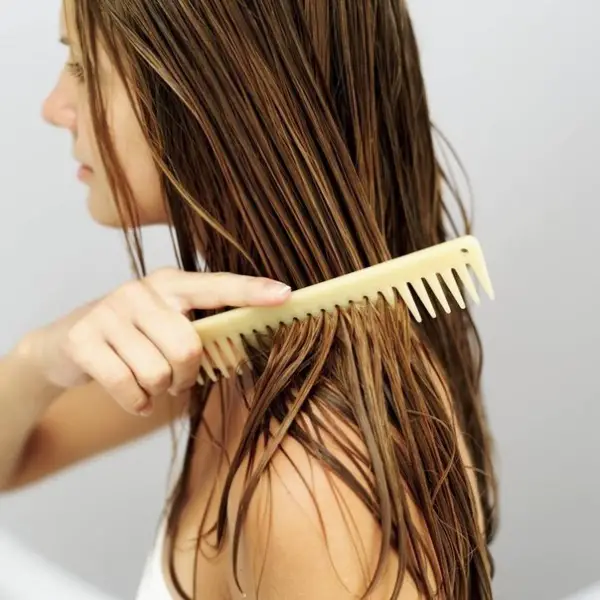 Muchas niñas causan un gran daño al cabello, peinar húmedos.