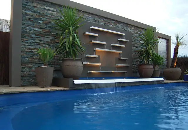 Cascada de pared, combinada con una piscina. 