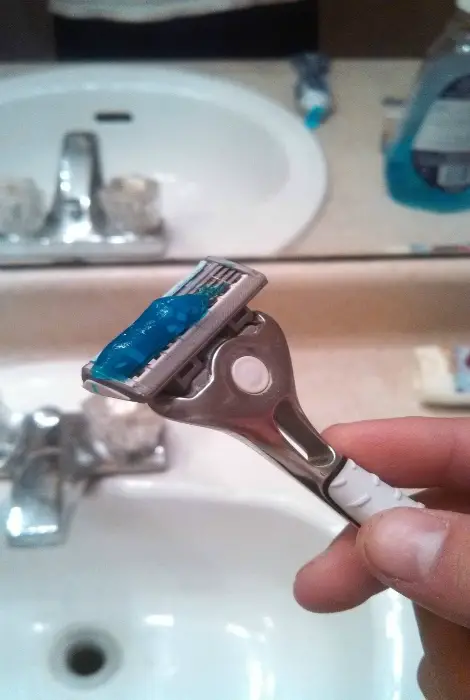Pasta de dientes en la maquinilla de afeitar.