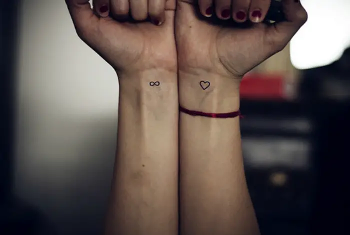 Tatuajes en forma de corazón y el infinito.