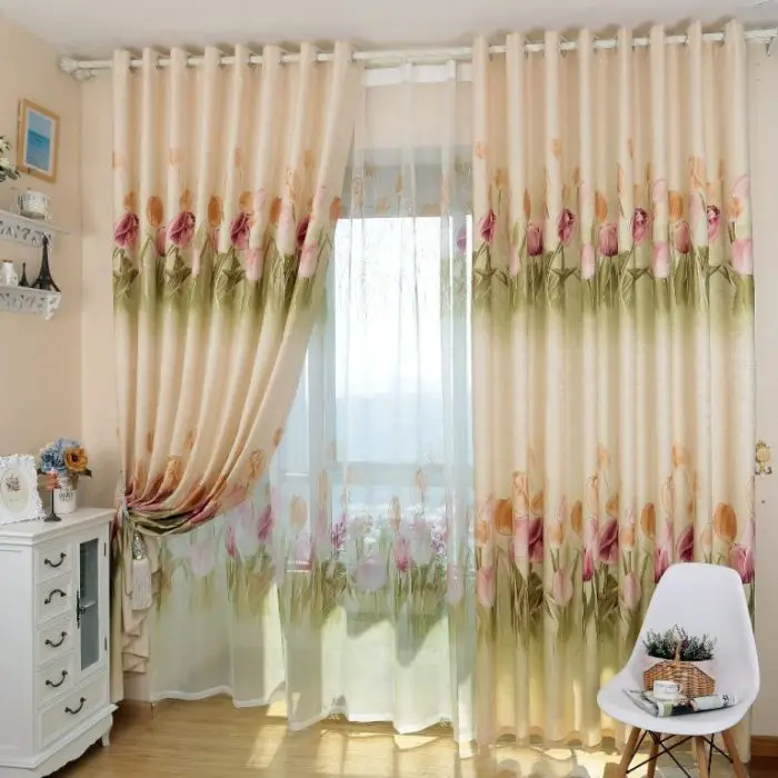 cortinas crema con flores en las habitaciones interiores.