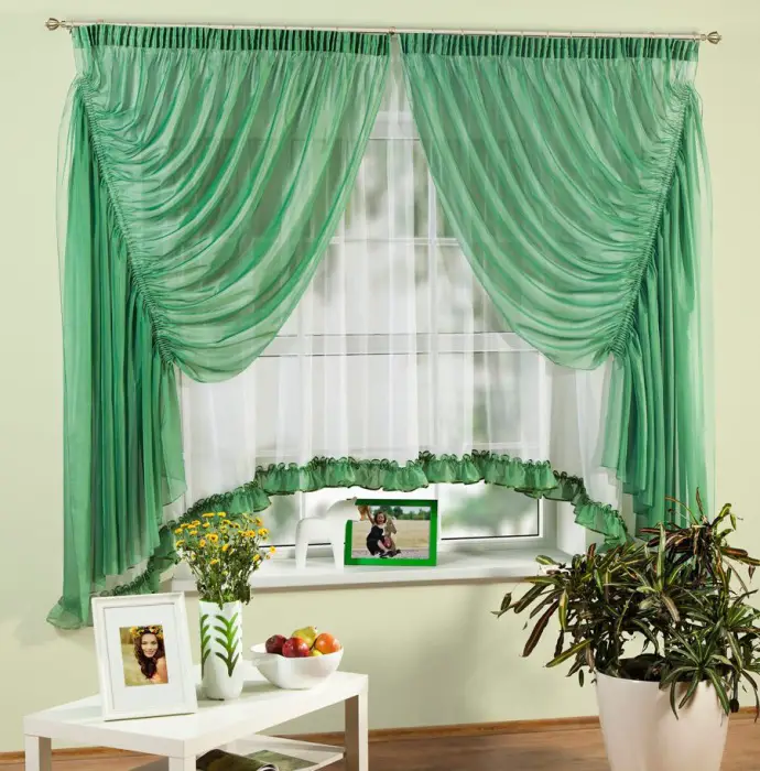 La combinación de colores en una habitación con cortinas de color verde brillante. 