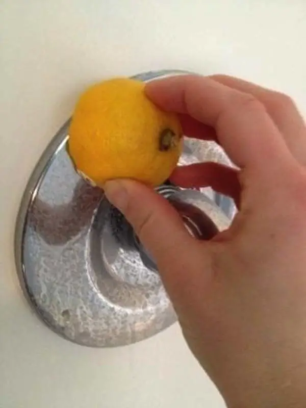 3.) Utilice los limones para eliminar las manchas de agua.