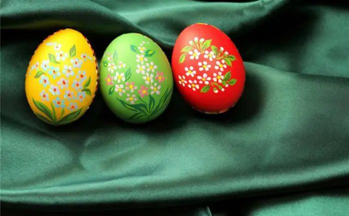 Huevos de Pascua en el modelo de flor