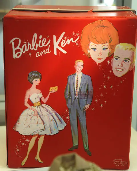 Barbie y Ken, una vez se rompió la friolera de siete años en el 2004, y luego volvieron a estar juntos en el Día de San Valentín de 2011. "La Barbie", dijo a sus fans de Facebook que su "corazón late por Ken única." 
