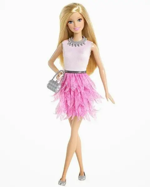 A partir de 2015, Barbie finalmente se puede usar zapatos planos. línea de Barbie Fashionistas de Mattel cuenta con los tobillos ajustables, para que pueda oscilar zapatos cómodos y sus altísimos tacones de aguja de marcas. 